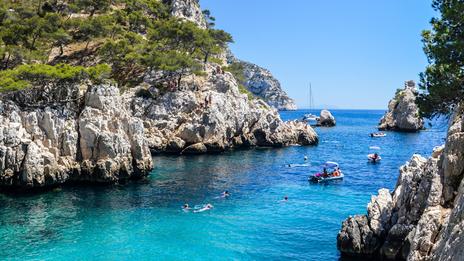 5 spots incroyables pour nager dans des eaux cristallines en France