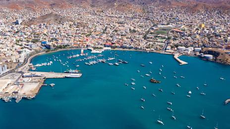 Baie de Mindelo : mouillage atlantique, lumière sèche et escale au caractère insulaire