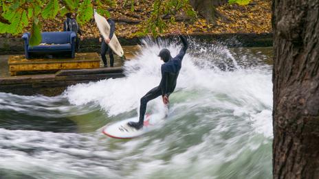 Le surf de rivière : quand les vagues s’invitent en ville
