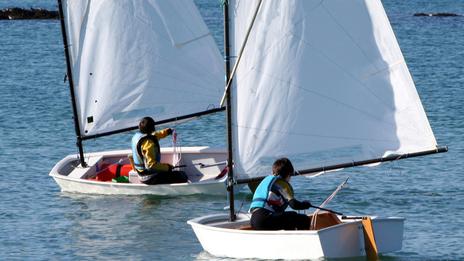 Pourquoi l’Optimist reste le meilleur bateau pour débuter la voile ?
