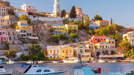 Escale nautique à Symi, l’île colorée du Dodécanèse