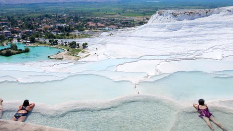 Où trouver des piscines d'eau chaude naturelle ?