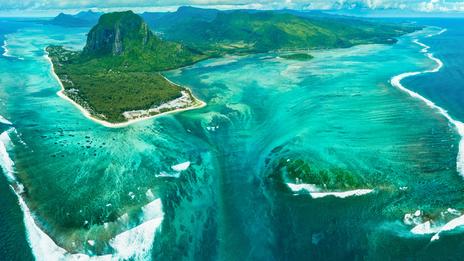 Cascade sous-marine à l’île Maurice : le mirage naturel qui fascine les voyageurs du monde entier