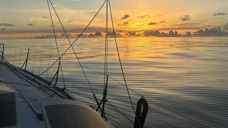 Globe40 : une trentaine de minutes d'écart entre les deux leaders, la flotte sort du Port-au-Noir