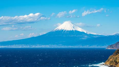 Baie de Suruga : navigation japonaise entre falaises, mer profonde et silhouette du mont Fuji