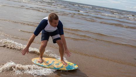 Le skimboard : la glisse fun et accessible qui séduit de plus en plus