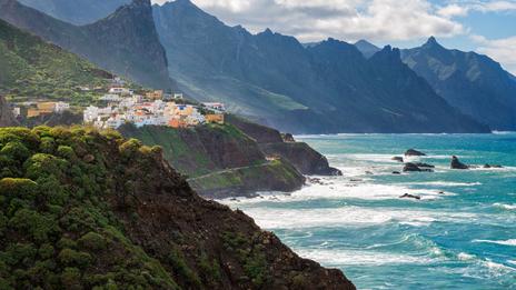 Houle spectaculaire à Tenerife : l’île des Canaries secouée par la force de l’océan