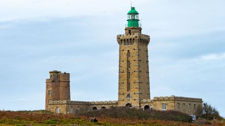 Le phare du cap Fréhel : sentinelle granitique et étoile des navigateurs