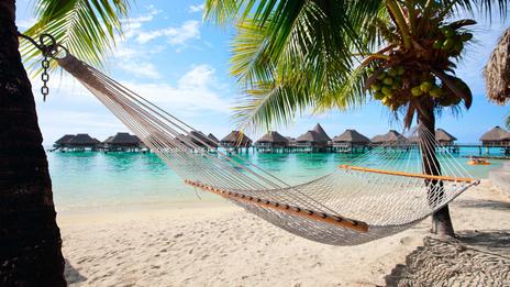 À Moorea, l’afflux de touristes transforme le quotidien entre plage, cuisine locale et économie du fenua