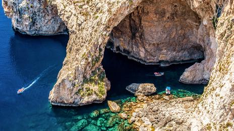 Explorer les grottes sous-marines de Gozo : un labyrinthe bleu pour plongeurs passionnés