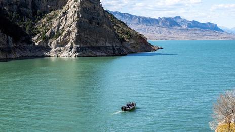Buffalo Bill Reservoir : un lac spectaculaire entre histoire de l’Ouest et nature sauvage