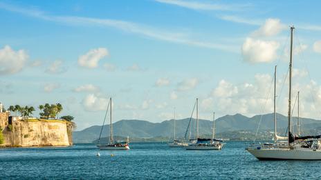 Baie de Fort-de-France : navigation abritée entre reliefs volcaniques, mouillages sûrs et cœur créole