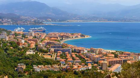 Découvrir la baie d’Ajaccio hors saison : plages, histoire et balades