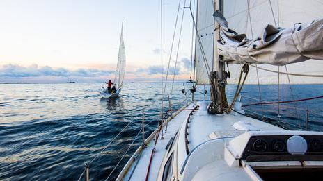 Navigations d’hiver au large : la bonne stratégie pour naviguer en sécurité