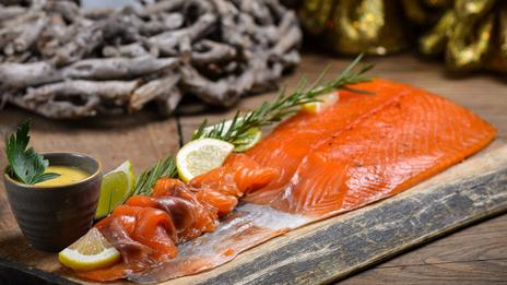Saumon fumé à Noël : le guide pour bien choisir avant les fêtes