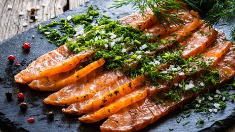 Le saumon gravelax : le grand classique nordique qui sublime les tables de fête