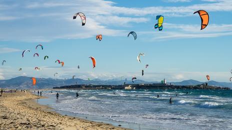 Partage de l’espace maritime : quelles règles pour les sports nautiques de glisse en France ?