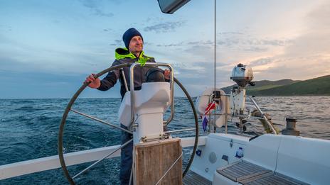 Comment naviguer en solo ? 7 astuces pour les solitaires