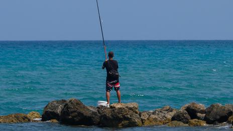 Le rockfishing, l’art de pêcher fin au plus près du littoral