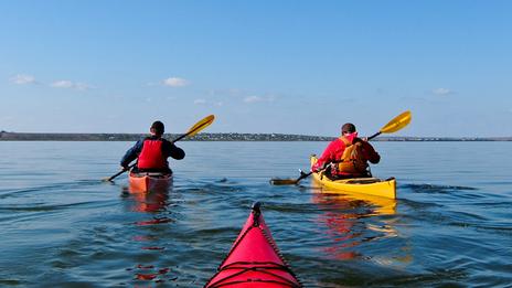 Kayak rigide ou gonflable : différences réelles à l’usage