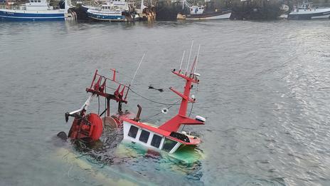 VIDÉO – Un chalutier coule un bateau dans le port de Saint-Guénolé après une manœuvre accidentelle