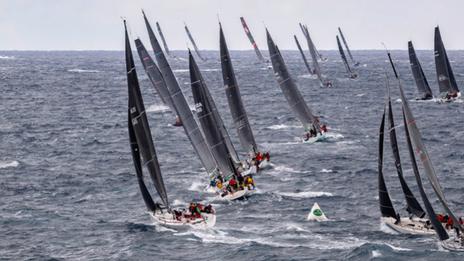 Rolex Sydney Hobart 2025 : un départ intense sous un ciel lourd et des conditions exigeantes