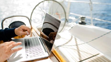 Bureau flottant : comment rendre - vraiment - le télétravail viable à bord ?