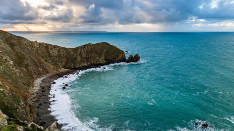 Vent fort et grandes marées en Manche, alerte à la prudence sur le littoral