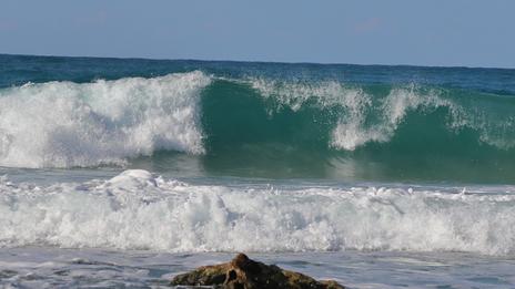 La Méditerranée sous pression : comprendre les mécanismes des vagues extrêmes