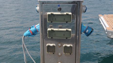 Électricité à bord : comprendre l’accès au 230 volts dans les ports de plaisance
