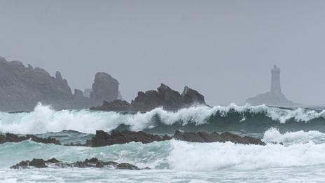 Tempête Goretti : la mer déchaînée frappe la Manche avec des rafales historiques