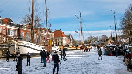 Dokkum en hiver, quand les canaux se transforment en patinoires naturelles