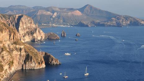 Îles Éoliennes : cap sur un archipel volcanique à explorer par la mer