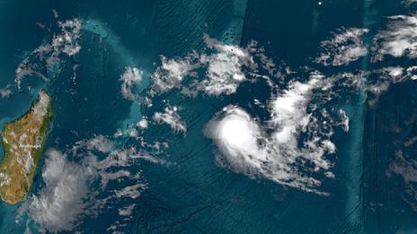 Cyclone Dudzai dans l'océan Indien : va-t-il toucher l'île de la Réunion ?