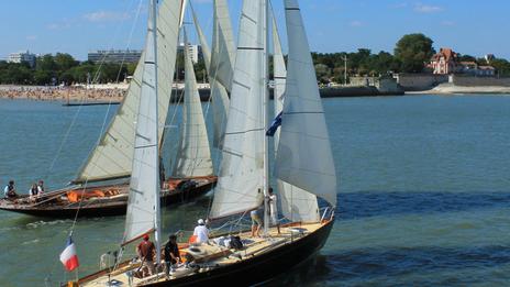 Les Pen Duick : l’histoire des voiliers légendaires d’Éric Tabarly, de la tradition à la course au large moderne