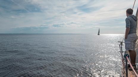 Sortir ou rester à quai : la check-list météo des skippers expérimentés
