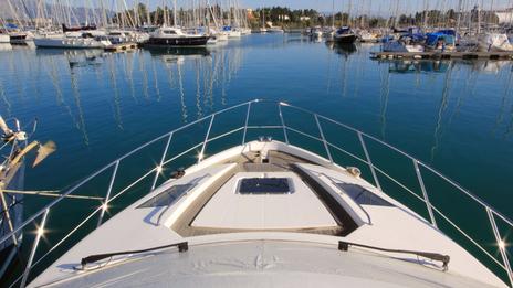 Amarré mais sous tension : comment protéger son bateau à quai ?