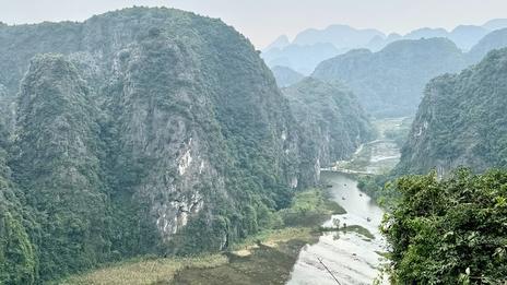 La baie d’Ha Long terrestre : naviguer sans mer au cœur du Vietnam