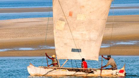 Pourquoi certaines cultures maritimes vivent encore vraiment de la mer