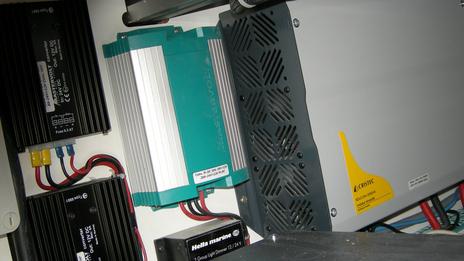 Convertisseur 12 V 230 V à bord : à quoi sert un onduleur sur un bateau ?