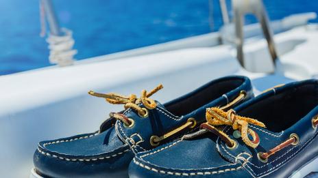 Faut-il se déchausser avant de monter sur un bateau ? Une question simple en apparence, mais loin d’être anodine