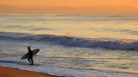 Surf et zones protégées : réglementation, droits et obligations avant d’entrer à l’eau