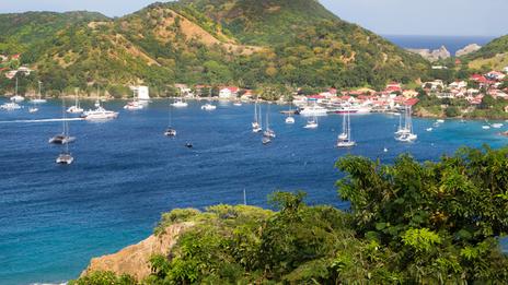Croisière gourmande dans les Antilles : itinéraire entre rhumeries, marchés et tables locales