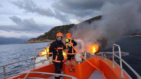 Un voilier de 12 mètres ravagé par les flammes sombre dans la baie de Campomoro