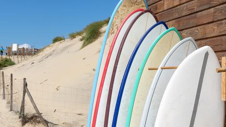 Débuter les loisirs nautiques sans tout acheter : louer l’équipement essentiel pour se lancer sereinement