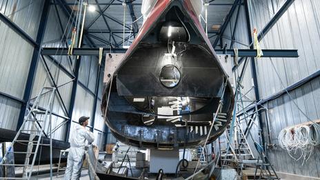 « On a l’impression que le bateau a été tronçonné » : l’IMOCA Charal 2 coupé en deux pour révolutionner sa carène avant la Route du Rhum - Destination Guadeloupe