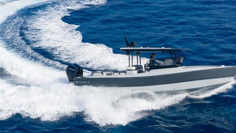 TYKUN X : un tender en aluminium de 10,5 m issu du monde militaire