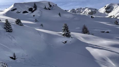 Avalanche mortelle à Val-d’Isère : le risque maximal se confirme en montagne