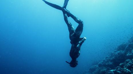 Apnée : 3 exercices de respiration à pratiquer chez soi pour progresser en profondeur