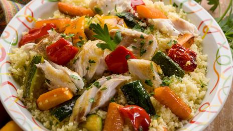 Couscous au poisson : la Méditerranée dans un grand plat de partage